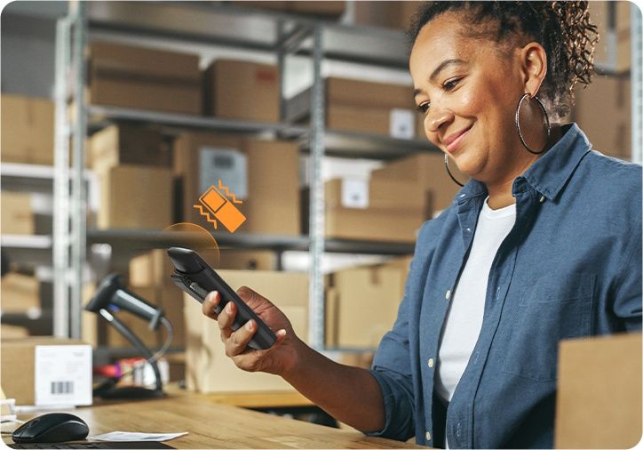 De draadloze Yealink W74H DECT handset in gebruik door een vrouw in een magazijn of warehouse
