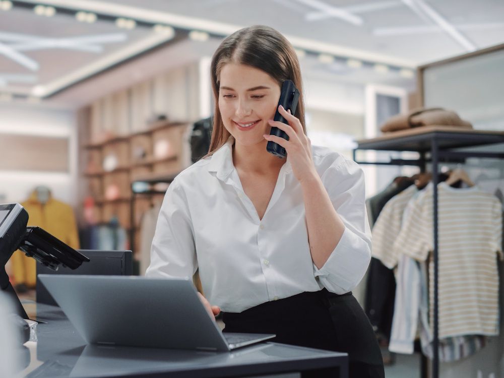 Het Yealink W74P DECT telefoonsysteem in gebruik in een kledingwinkel bij de kassa