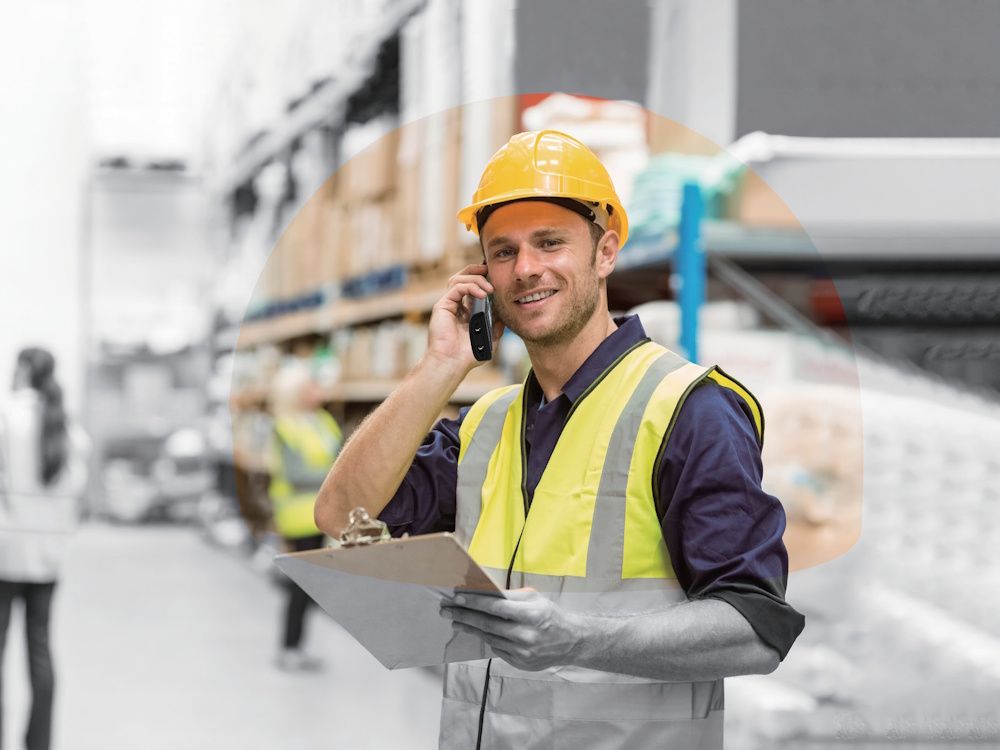 Het Yealink W74P DECT telefoonsysteem in gebruik in een magazijn