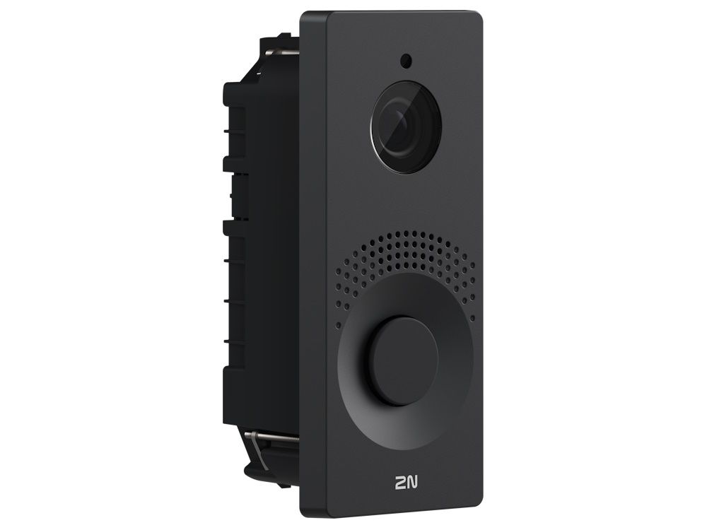 Linker zijkant en voorkant van de 2N IP One zwart video intercom met drukknop en full HD camera