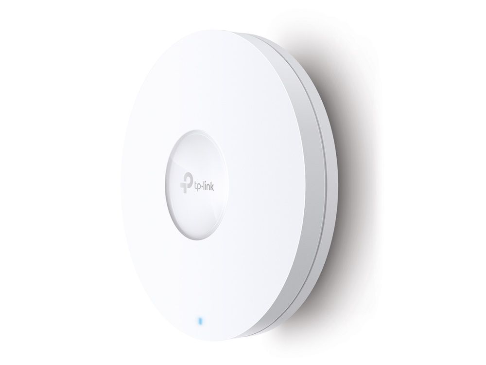 Het TP-Link Omada SDN EAP670 WiFi 6 indoor access point aan de zijkant en voorkant met TP-Link logo