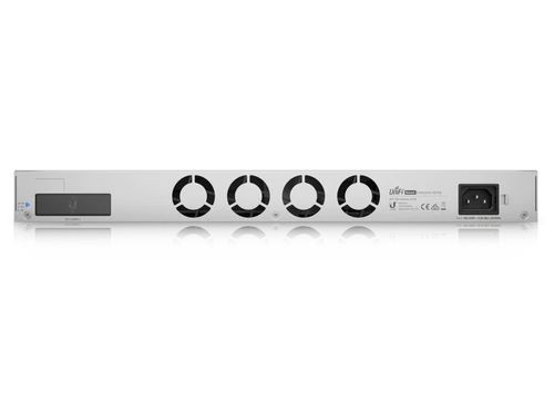 Achterkant van de Ubiquiti UniFi USW Enterprise 48 PoE managed 48 poorts L3 PoE+ switch met stroomaansluiting en ventilatie openingen