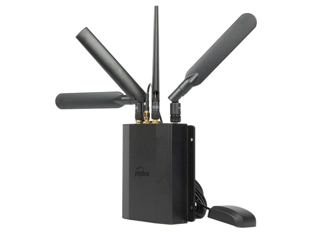 De Peplink MAX BR1 Mini LTE (HW3) 4G LTE router met aangesloten externe antennes