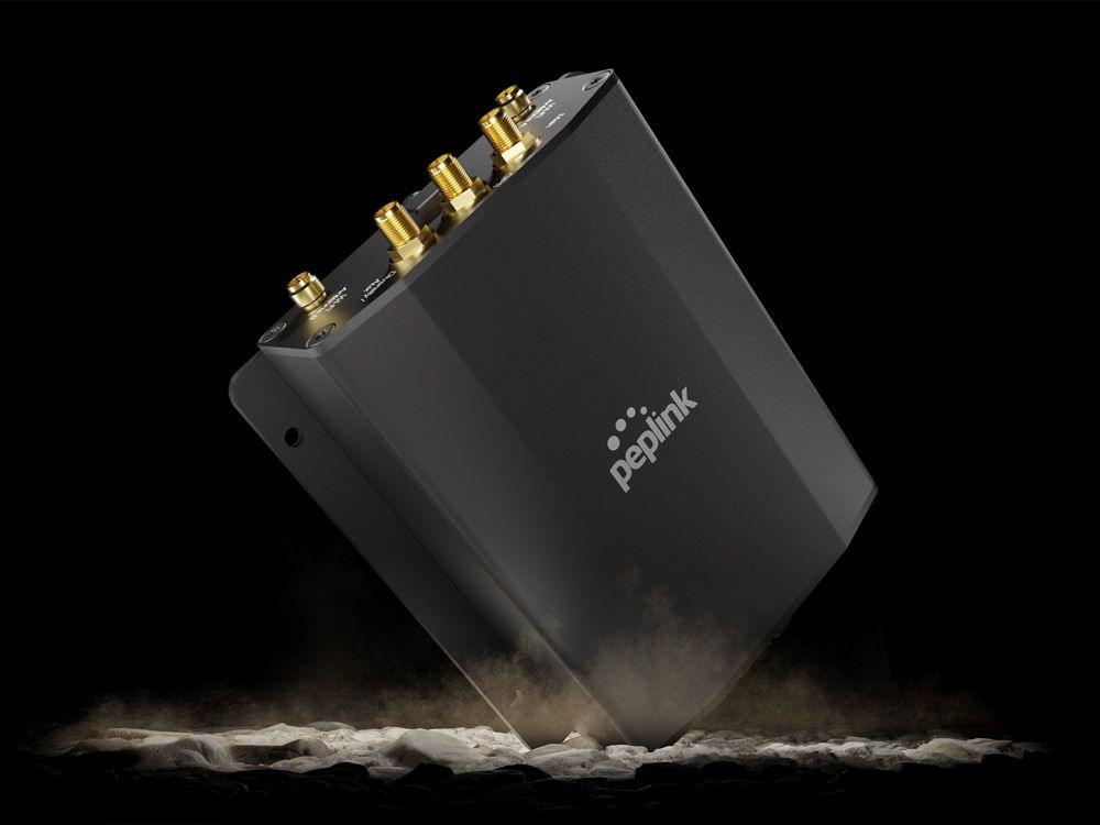 Sfeerfoto van de robuuste Peplink MAX BR1 Mini LTE (HW3) 4G LTE router die op de grond valt