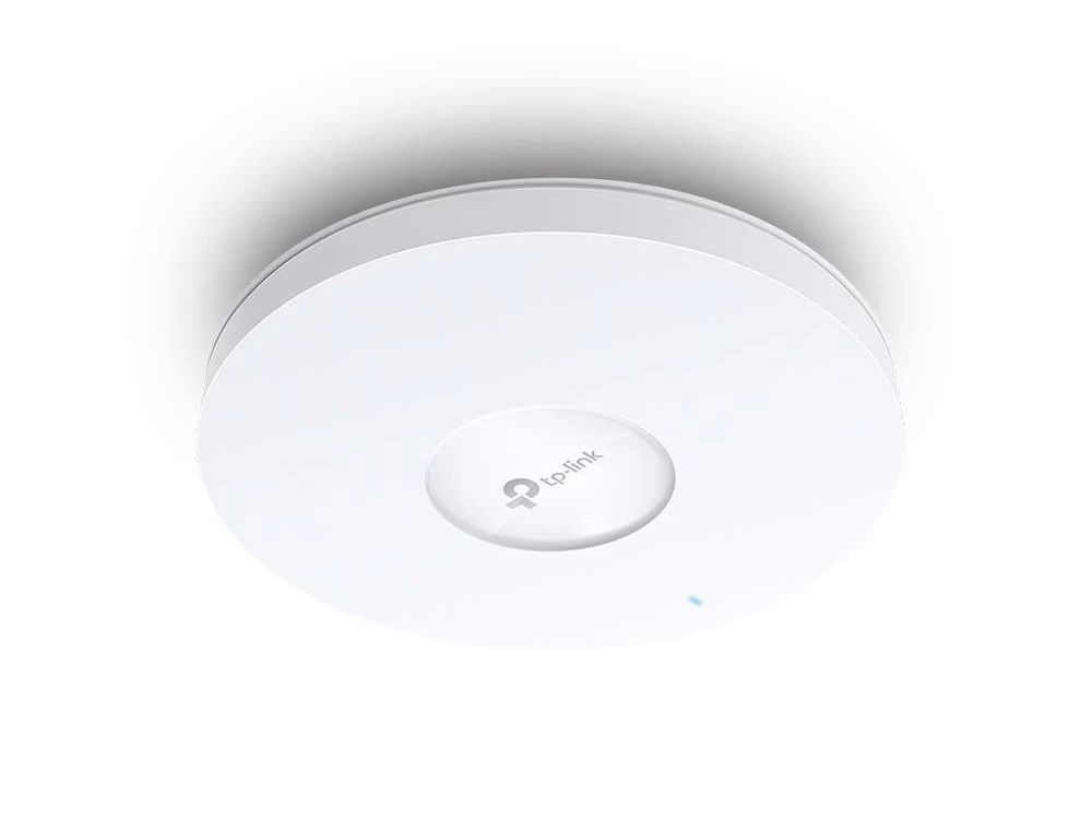 Het TP-Link Omada SDN EAP610 Slim indoor WiFi 6 access point aan het plafond gemonteerd