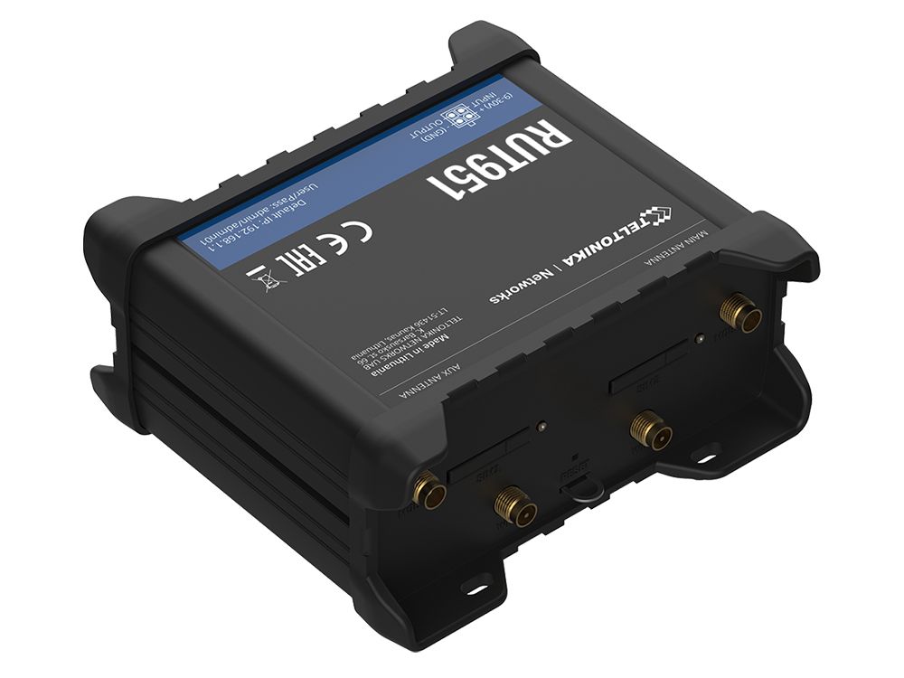 Linker zijkant en voorkant en bovenkant van de Teltonika RUT951 4G LTE router met antenne-aansluitingen
