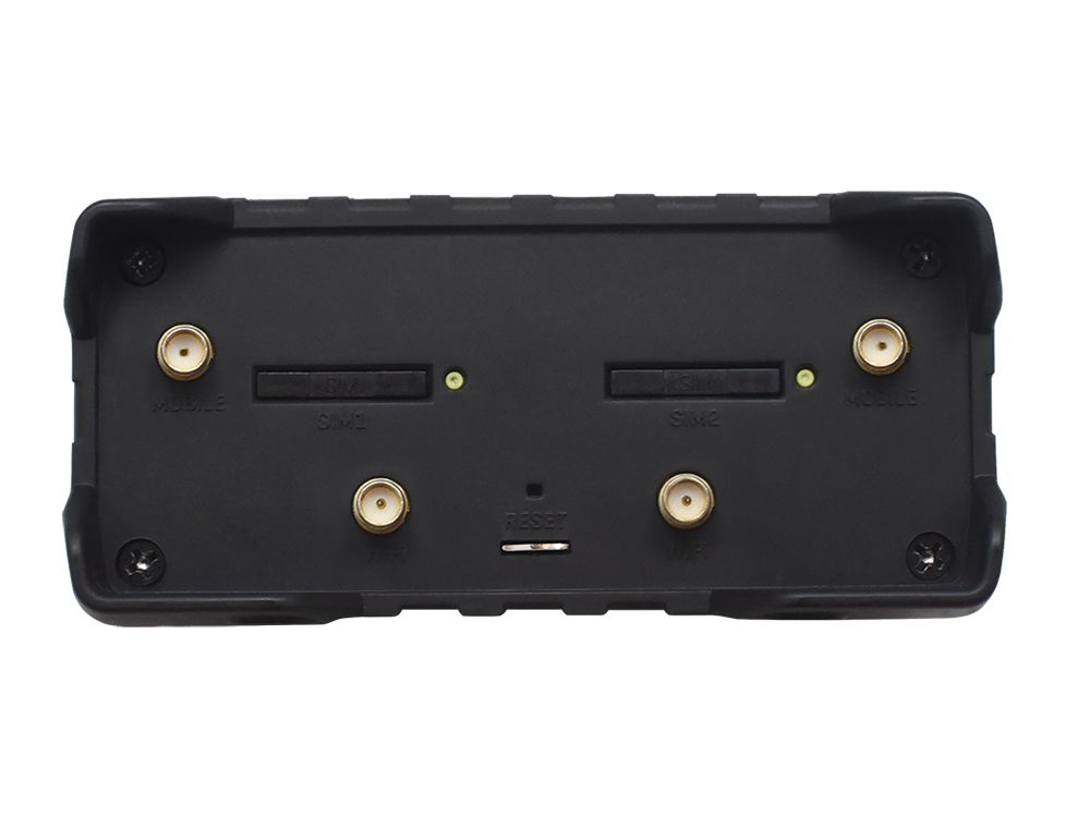 Bovenkant van de Teltonika RUT951 4G LTE router met vier antenne-aansluitingen