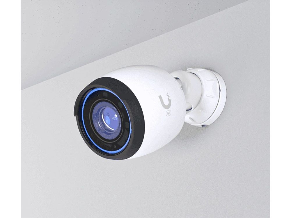 Ubiquiti UniFi Protect G5 Pro 4K bullet camera buiten aan de muur geïnstalleerd