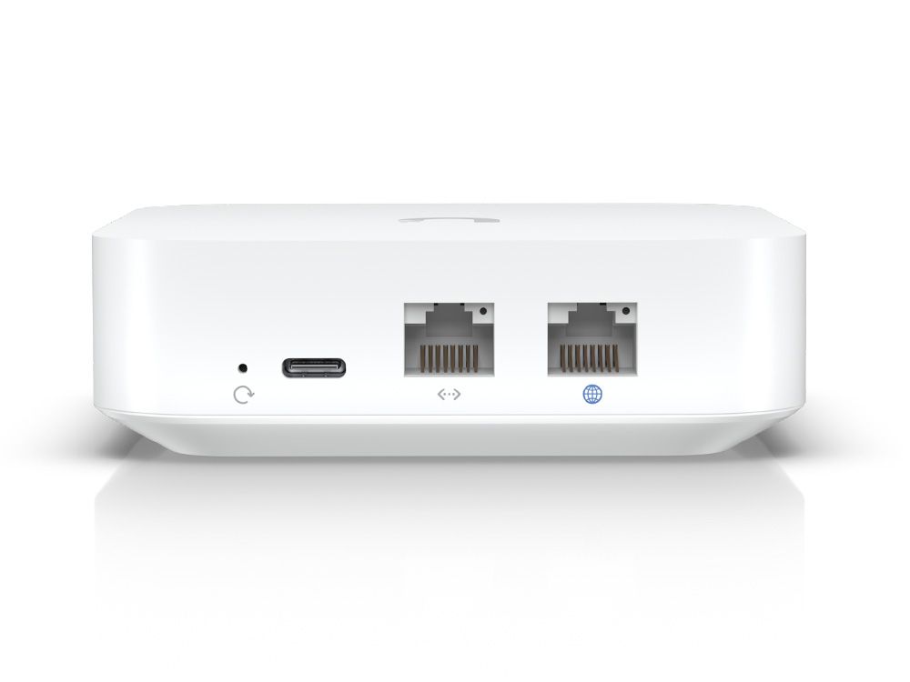 Achterkant van de Ubiquiti UniFi Express met reset, ethernetpoorten en USB-C poort