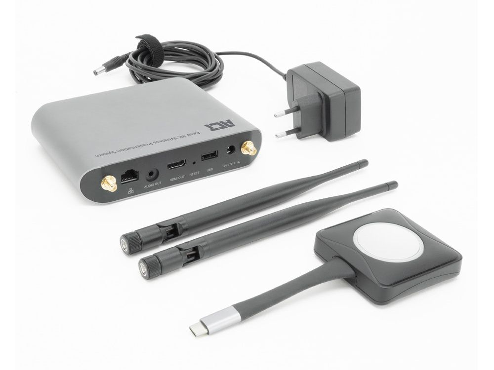 Verpakkingsinhoud van het ACT AC7960 4K draadloos presentatiesysteem met een basisstation met antennes en een voedingsadapter en één presentatieknop