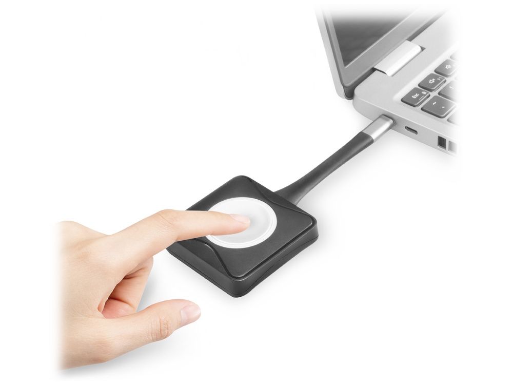 ACT AC7960 4K draadloos presentatiesysteem aangesloten op de USB-C poort van een laptop voor het presenteren en scherm delen met één druk op de knop