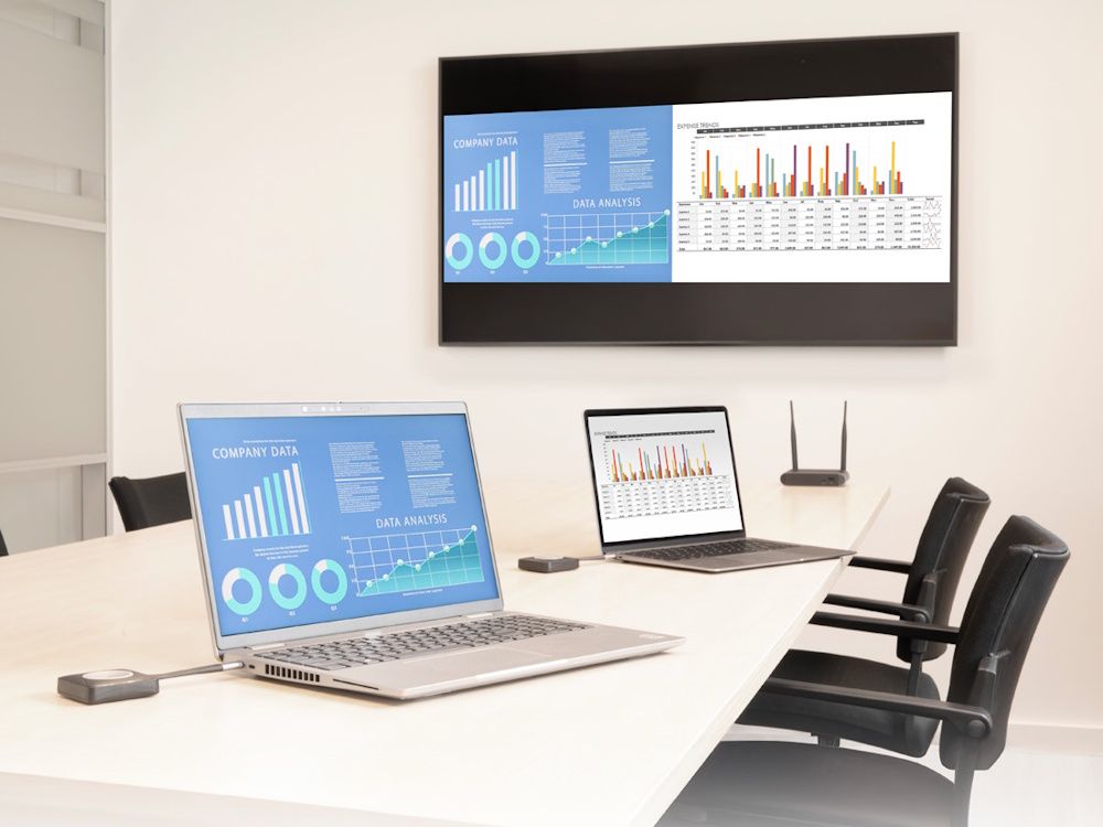 Twee ACT Aero AC7960 presentatieknoppen aangesloten op laptops voor split-screen scherm delen