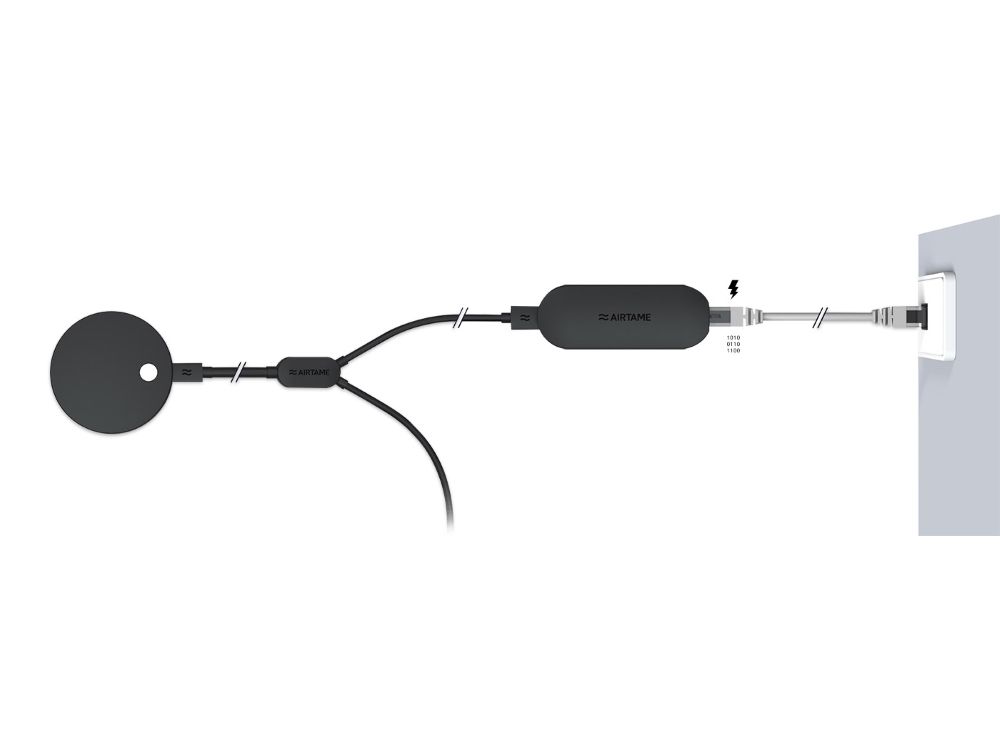 De Airtame PoE Adapter met een Airtame 2 wireless HDMI presenter aangesloten op een ethernetpoort