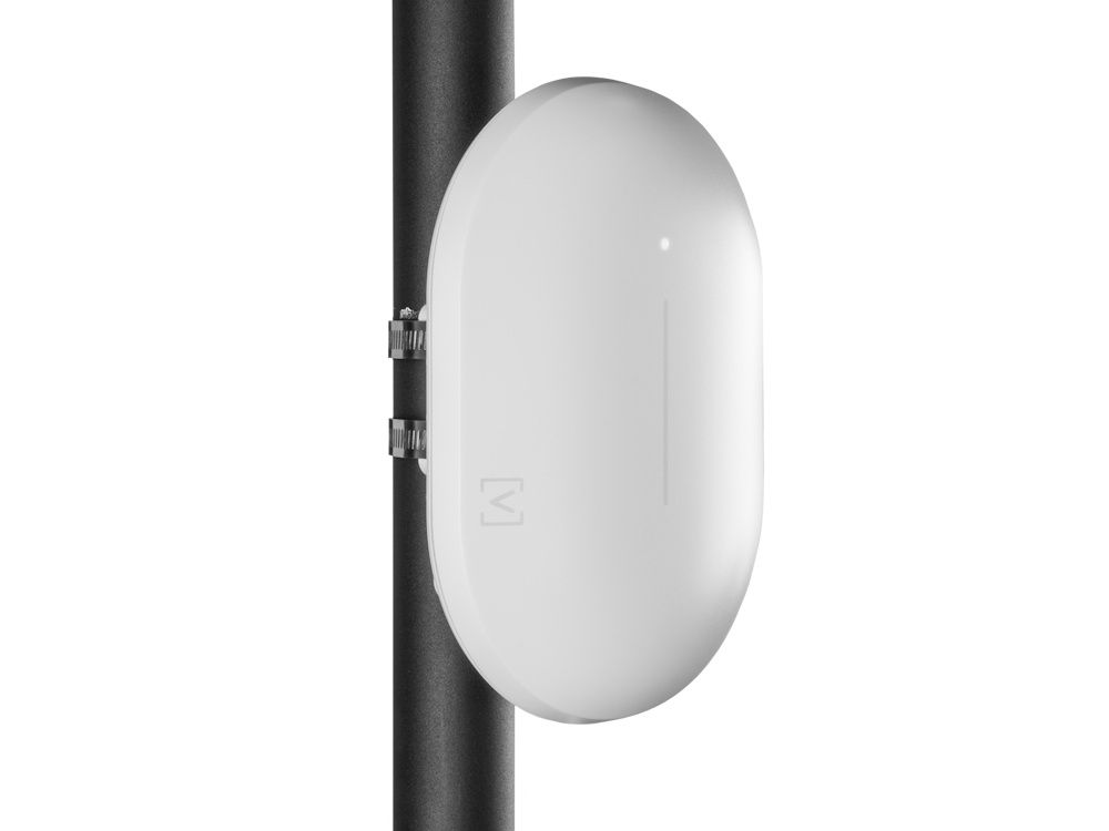 Het Alta Labs AP6-Pro Outdoor WiFi 6 Cloud 4x4 access point schuin van voren aan een paal gemonteerd