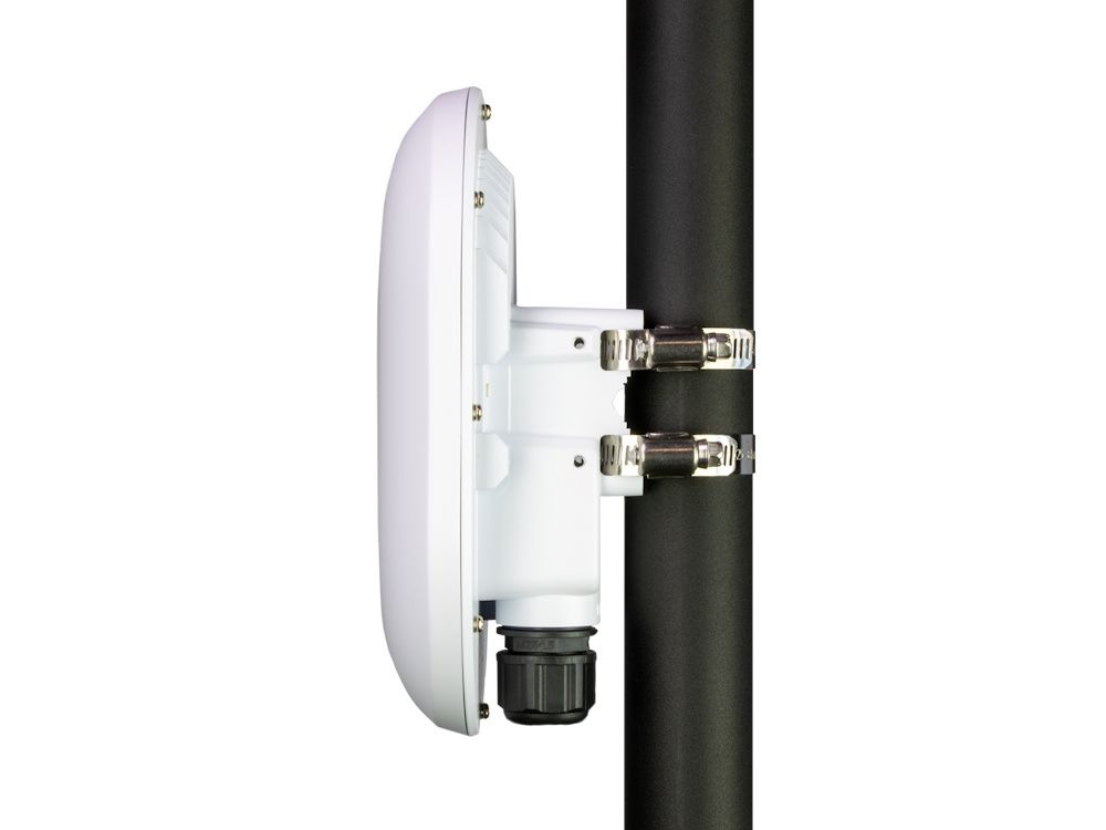 Zijkant van het Alta Labs AP6-Pro Outdoor WiFi 6 Cloud 4x4 access point aan een paal geïnstalleerd