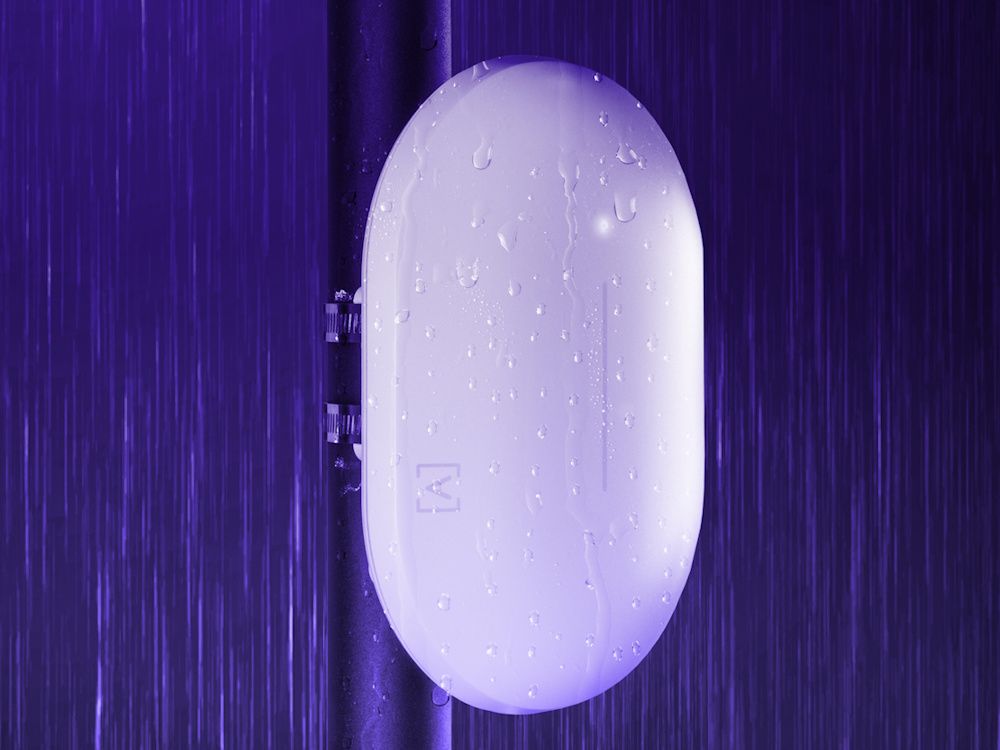 het Alta Labs AP6-Pro Outdoor WiFi 6 Cloud 4x4 access point buiten aan een mast of paal gemonteerd en hangt in de regen