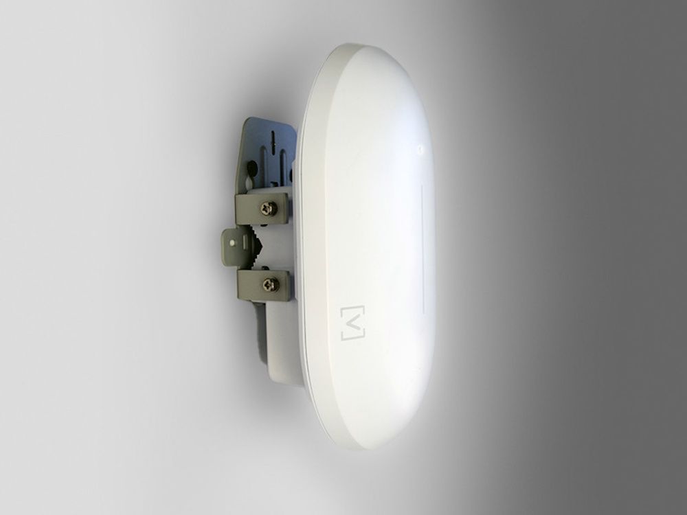 Het Alta Labs AP6-Pro Outdoor WiFi 6 Cloud 4x4 access point met de muurbeugel aan de wand gemonteerd