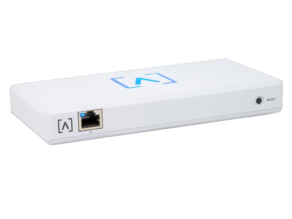 De voorkant van de Alta Labs Control lokale hardware-based netwerkcontroller schuin van linksvoor