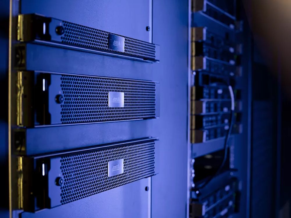 De Axis Camera Station S1216 Rack Recording Server in een serverrack gemonteerd