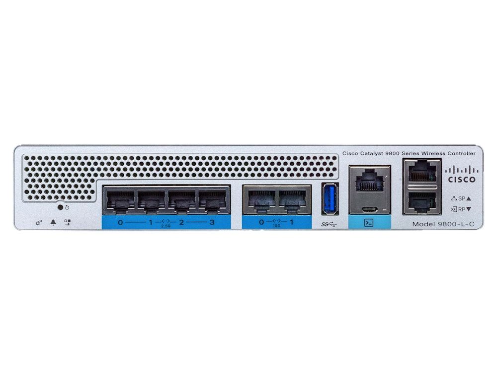 Voorkant van de Cisco Catalyst 9800-L-C met alle ethernetpoorten en andere ingangen