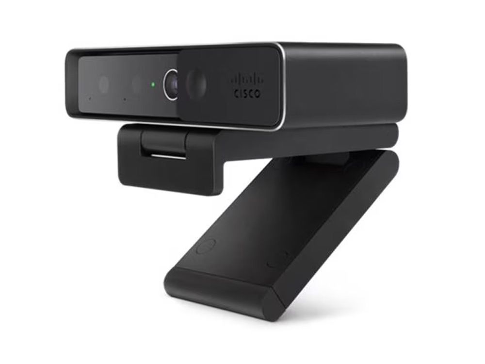 Zijkant en voorkant van de Cisco Webex Desk Camera 4K videoconferencing camera met bevestigingsclip voor op een monitor, laptop of tripod