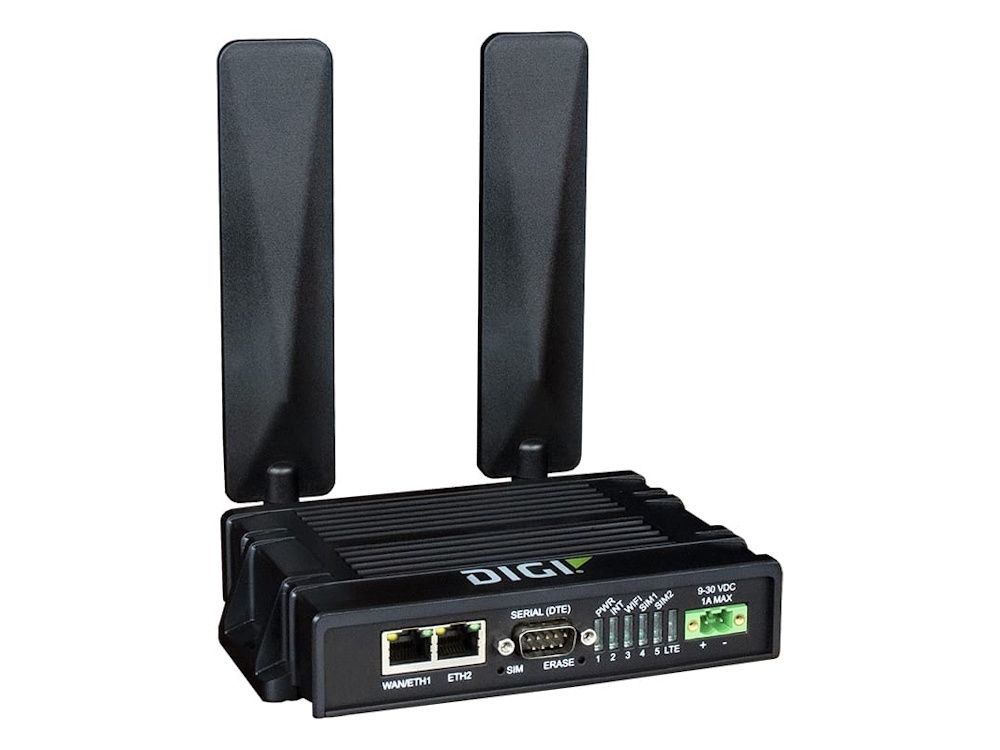 De industriële dual SIM Digi IX20-00G4 4G LTE router schuin van linksvoor met aangesloten antennes