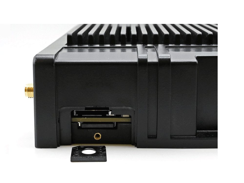 Open simkaartslot op de Digi IX40 industriële 5G IoT router