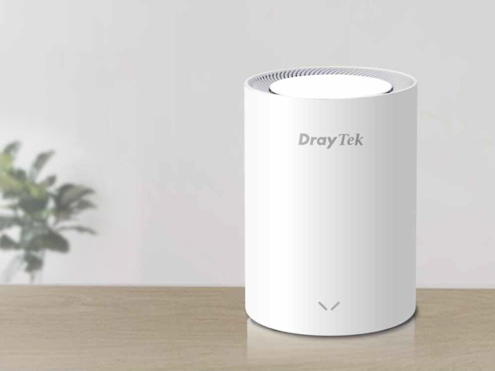 Het DrayTek VigorAP 805 indoor Mesh WiFi 6 access point in gebruik op een bureau in een (thuis)kantoor