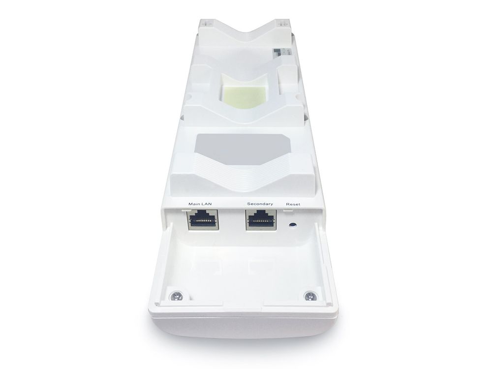 Onderkant van het EnGenius ENH500-AX outdoor WiFi 6 point-to-point access point met de twee LAN-poorten en de reset mogelijkheid