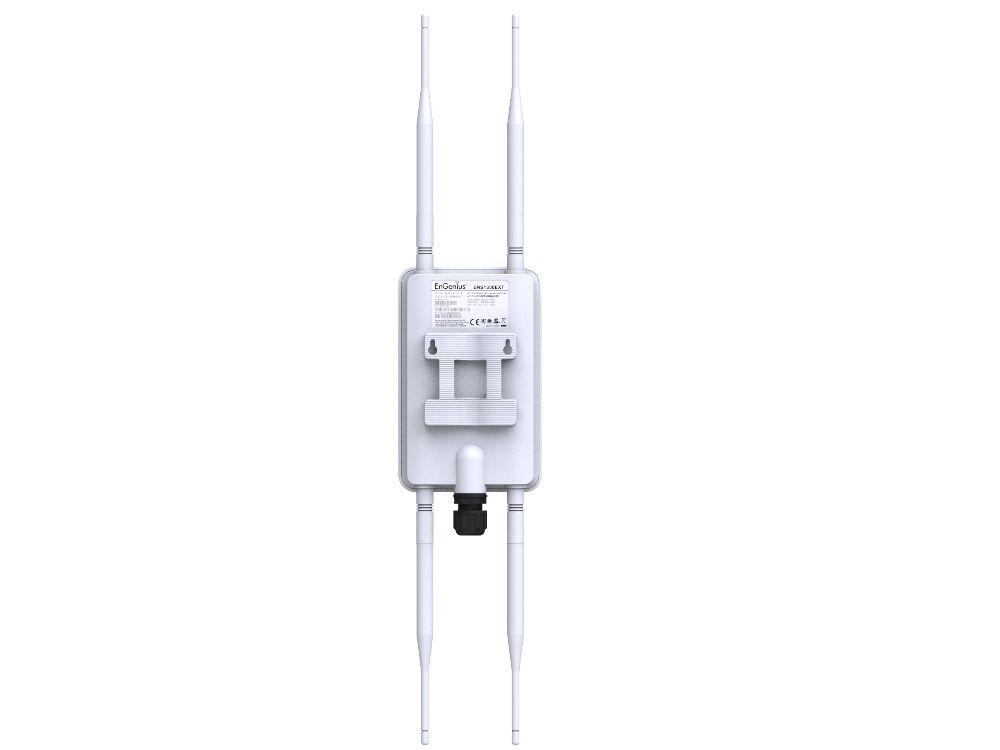 Achterkant van het EnGenius ENH1350EXT WiFi 5 outdoor access point met ophangbeugel en externe antennes