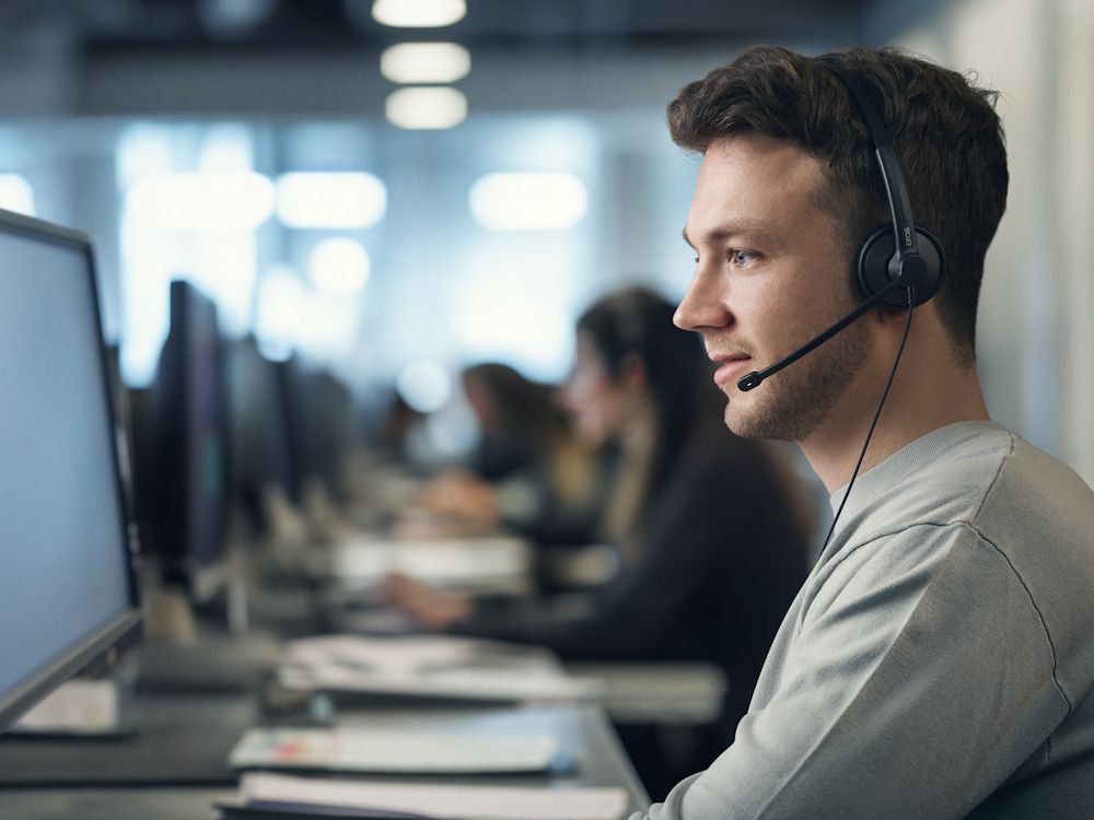 EPOS IMPACT 100 MS Mono USB-C+A Teams headset in gebruik op een kantoor