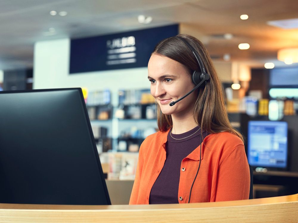 De EPOS IMPACT 100 MS Mono USB-C+A Teams headset in gebruik in een werkomgeving achter de computer