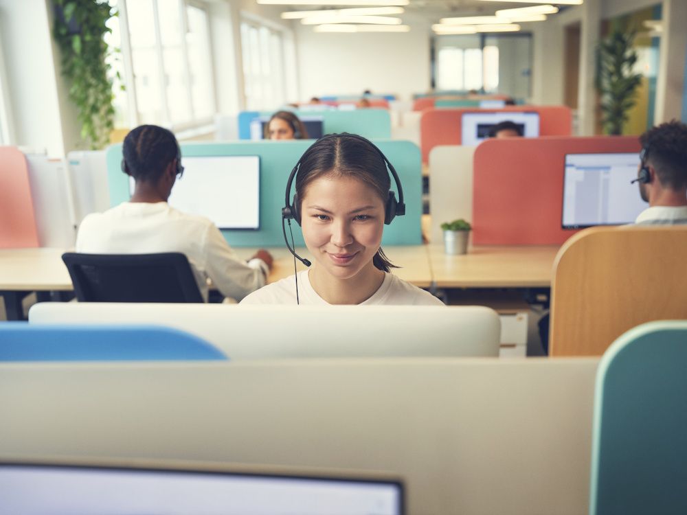 De EPOS IMPACT 100 MS Stereo USB-C+A Teams headset in gebruik in een callcenter