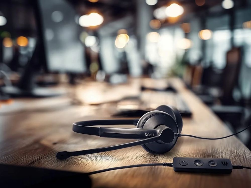 De EPOS IMPACT 100 UC Stereo USB-C+A headset met call controller op een bureau