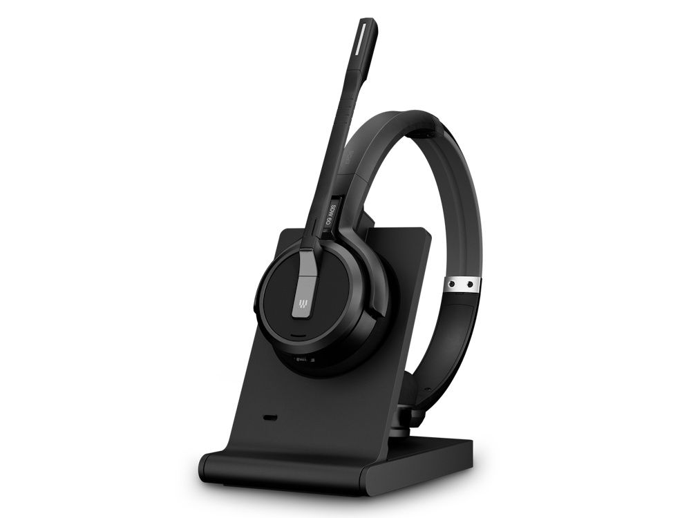 De EPOS IMPACT 5000 Go MS stereo DECT headset op de inklapbare laadstandaard