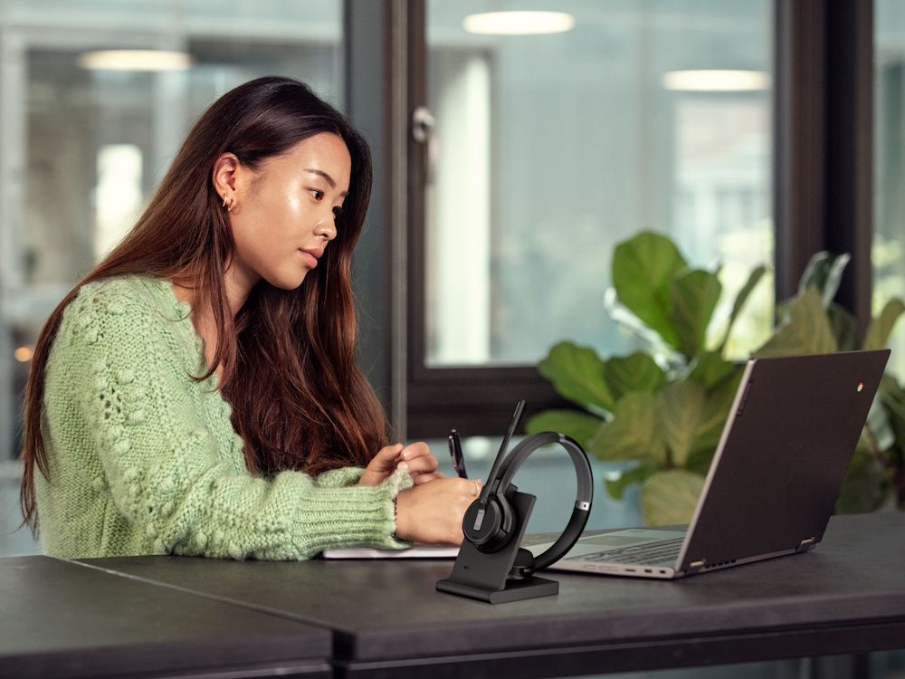 De EPOS IMPACT 5000 Go MS stereo DECT headset op de laadstandaard in gebruik op een flexplek