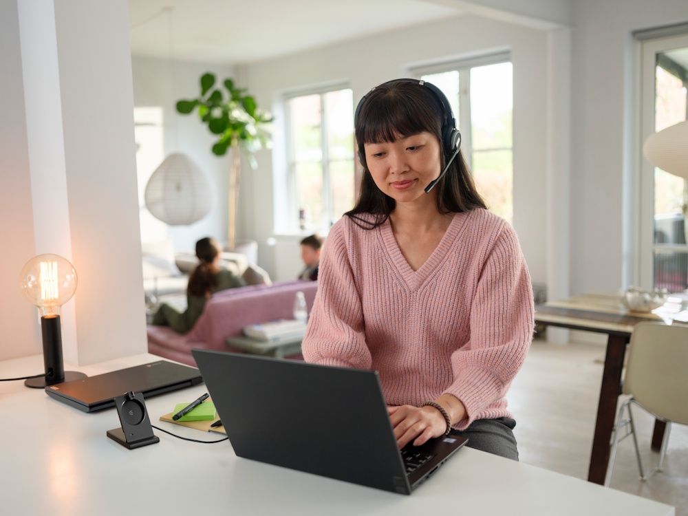 De EPOS IMPACT 5000 Go MS stereo DECT headset in gebruik in een thuiskantoor