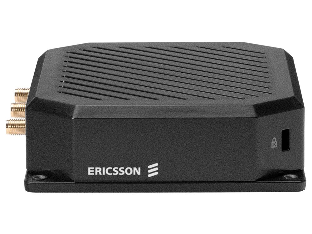 Zijkant van de Ericsson Cradlepoint S400 4G+ router (Cat.6) met 5 jaar NetCloud Essentials en Advanced licentie en met Ericsson logo