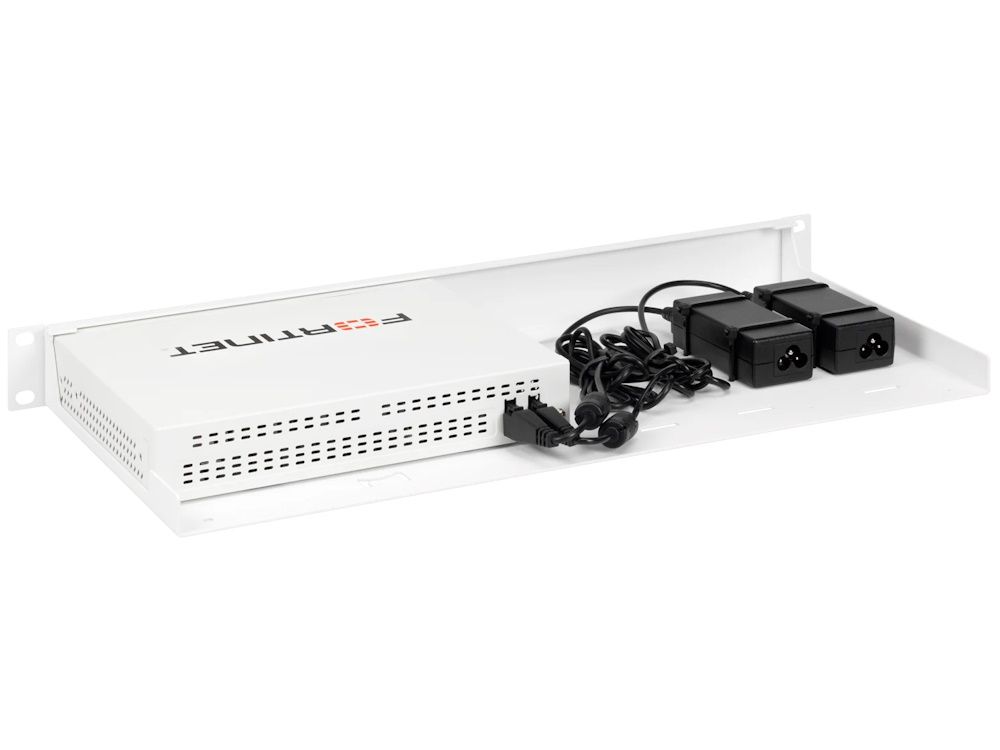 Achterkant van de RM-FR-T19 rackmount met de voedingsadapters en de FortiGate 90G of 91G geplaatst