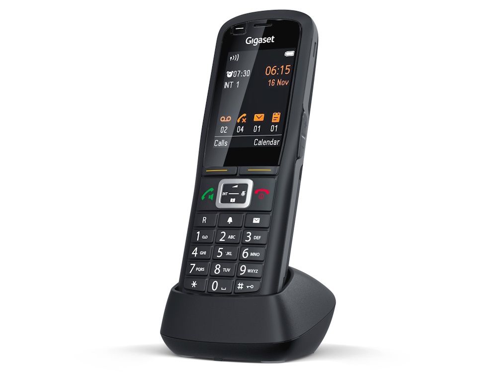 De Gigaset R700H Protect PRO VoIP DECT handset schuin van voren in de oplader