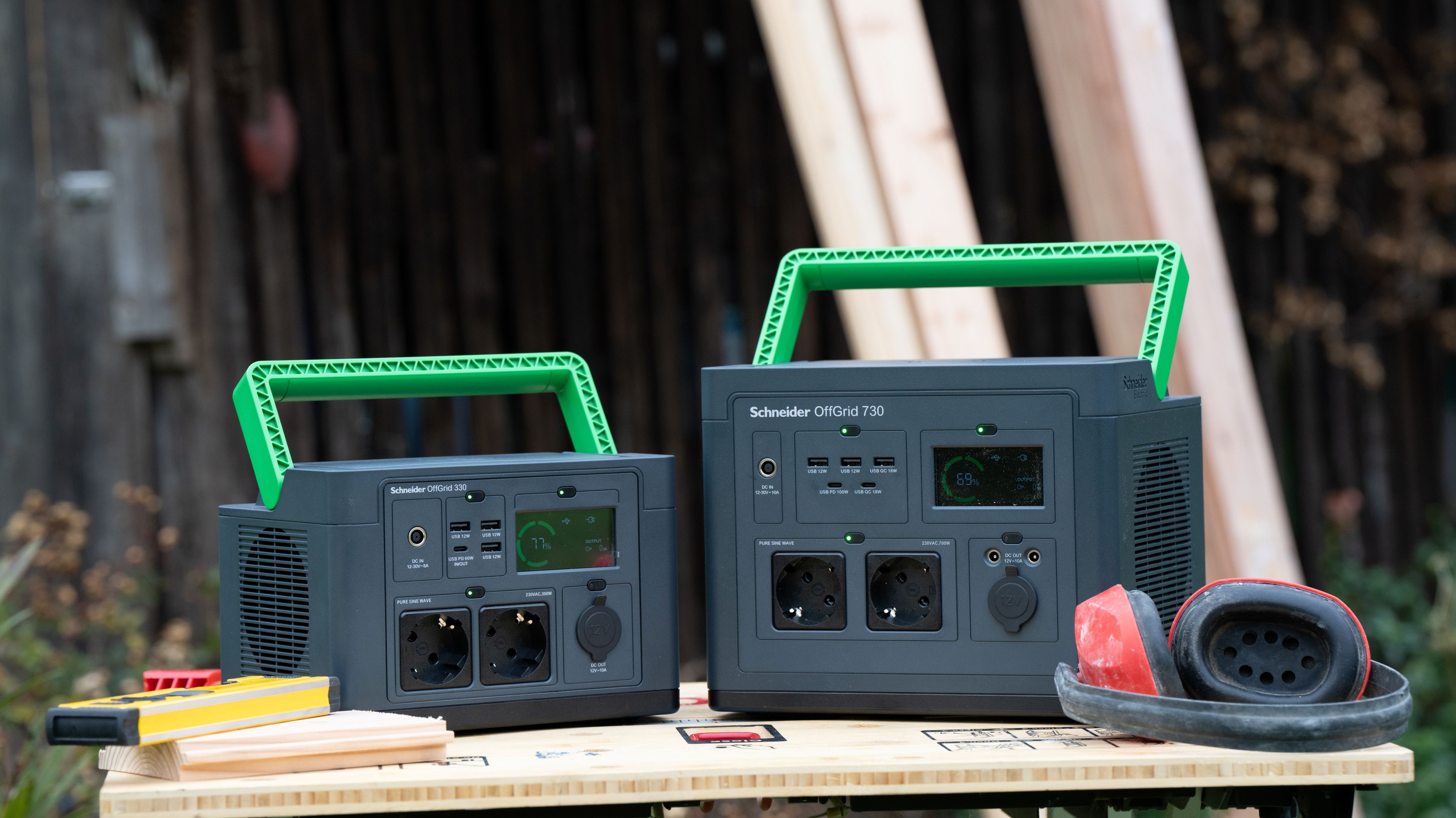 De APC Schneider OffGrid 730 staat naast de Schneider OffGrid 330 op een werkbank