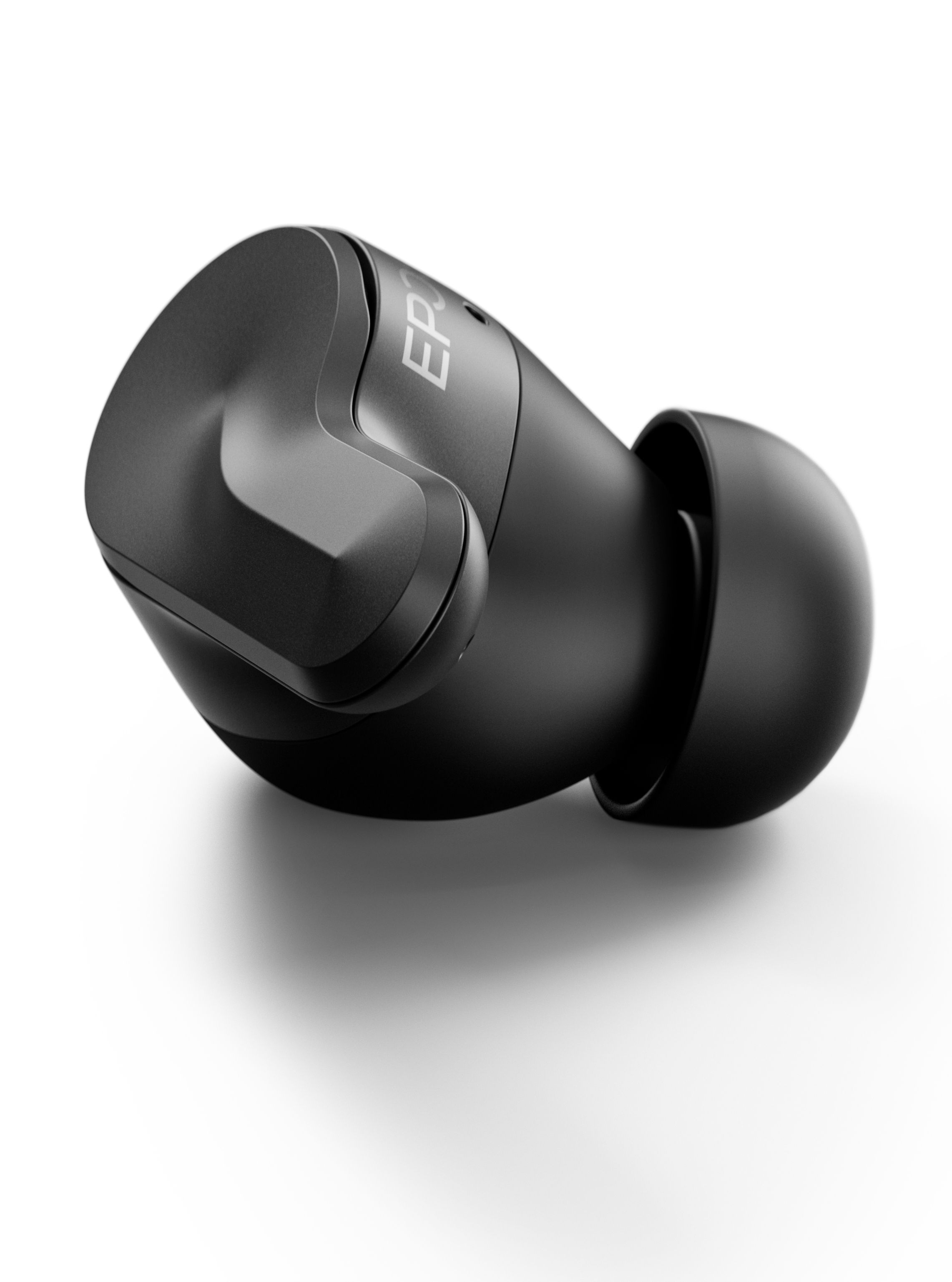 Het EPOS Adapt E1 Scandinavian Black draadloze Bluetooth oortje liggend op de zijkant