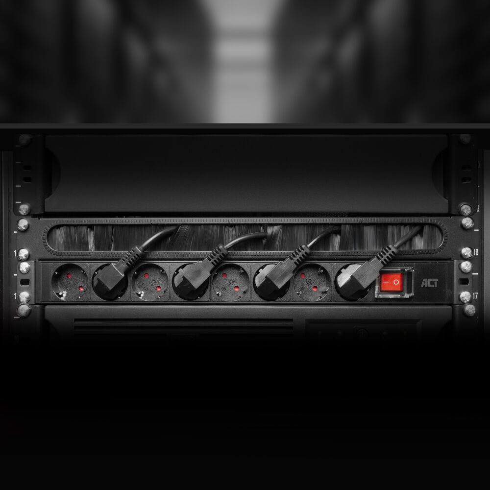 De ACT PD3005 19" Stekkerdoos PDU met vier van de acht stopcontacten in gebruik in een serverrack