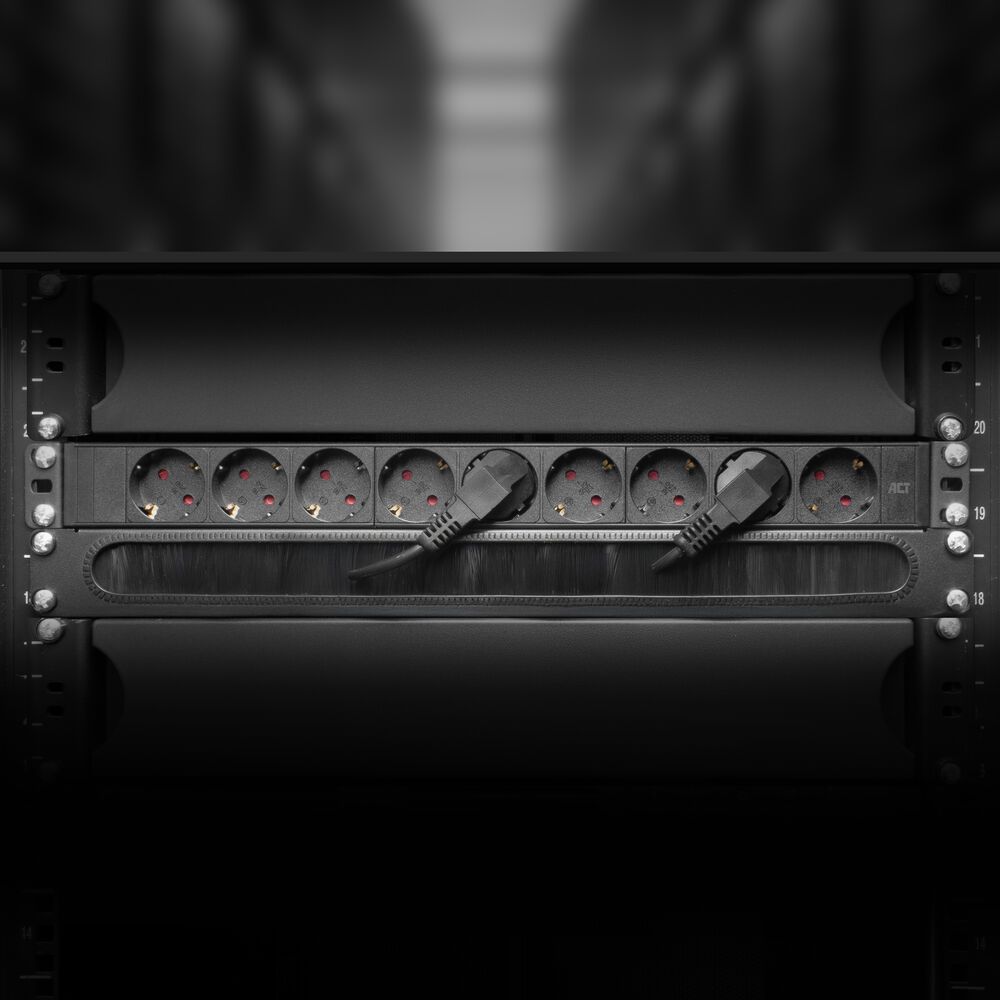 De ACT PD3002 19" Stekkerdoos PDU in gebruik in een 19 inch serverrack