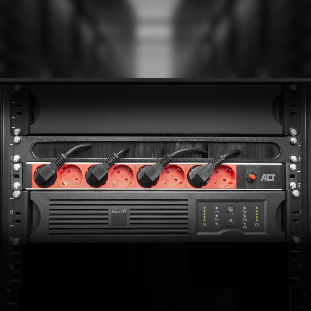 De ACT PD3004 19" Stekkerdoos PDU gemonteerd in een 19 inch serverrack