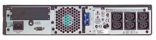 Achterkant van de APC Smart-UPS SURT1000XLIM noodstroomvoeding 1000VA 230V Marine met alle stroomuitgangen en de input