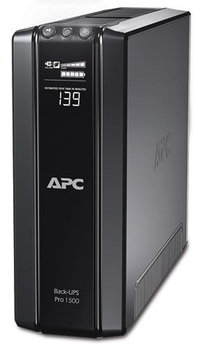 De APC Back-UPS PRO BR1500G-FR noodstroomvoeding schuin van voren