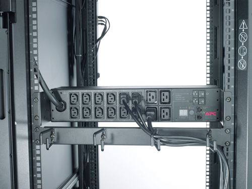 De APC NetShelter AP7822B Metered Rack PDU in een rack gemonteerd