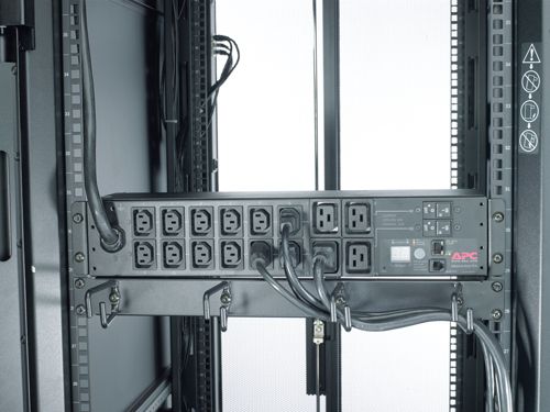De APC NetShelter AP7822B Metered Rack PDU in een serverrack gemonteerd