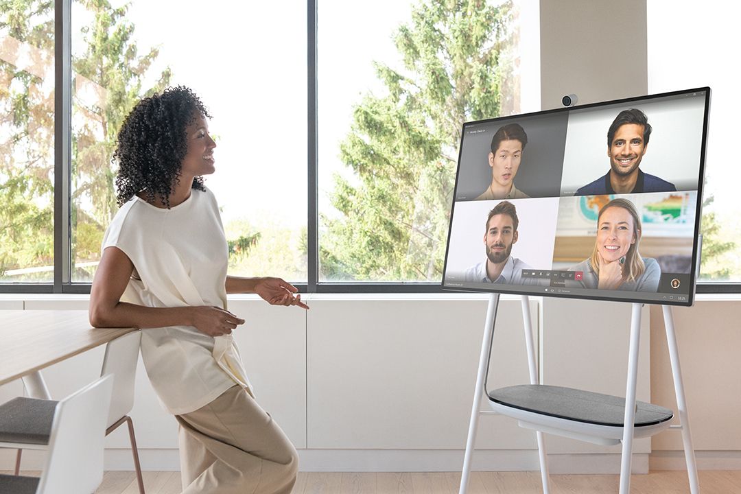 De APC CSH2 Smart-UPS mobiele accu die wordt gebruikt tijdens een videoconferentie